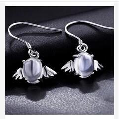 j→→→m17-7ムーンストーン調天使の翼ピアスホワイトの画像