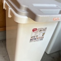 ごみ箱、イヤホン
