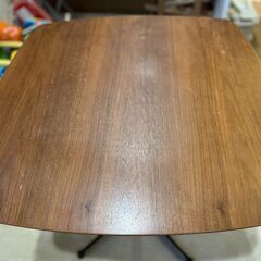 値下げしました！【手渡しのみの対応】ウォールナットテーブル　テーブル幅68×68cm 高さ73cmの画像