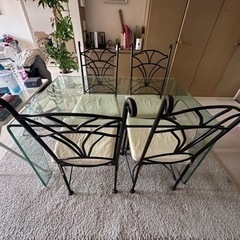 ガラステーブル　合わせてアイロンチェアーも4脚お付けします！！