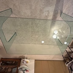 ガラステーブル　合わせてアイロンチェアーも4脚お付けします！！の画像