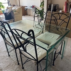 ガラステーブル　合わせてアイロンチェアーも4脚お付けします！！の画像