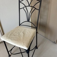 ガラステーブル　合わせてアイロンチェアーも4脚お付けします！！の画像