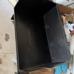 古い鉄製換気扇カバー