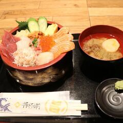 💰️時間帯に寄ってシフトが変わる💰️海鮮丼店ホールスタッフ🍣まかないつき🍚の画像