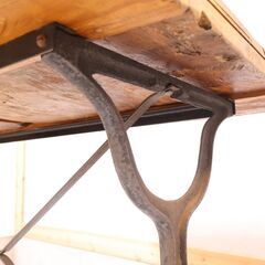 フランスのカフェやビストロで使用されていたアイアン製のフレームに古材風の天板を組み合わせたビストロテーブル。味のあるアンティークテイストのカフェテーブルは、ガーデンファニチャーとして屋外での使用にも♪の画像