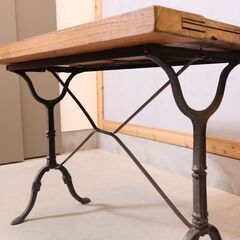 フランスのカフェやビストロで使用されていたアイアン製のフレームに古材風の天板を組み合わせたビストロテーブル。味のあるアンティークテイストのカフェテーブルは、ガーデンファニチャーとして屋外での使用にも♪の画像