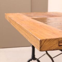 フランスのカフェやビストロで使用されていたアイアン製のフレームに古材風の天板を組み合わせたビストロテーブル。味のあるアンティークテイストのカフェテーブルは、ガーデンファニチャーとして屋外での使用にも♪の画像