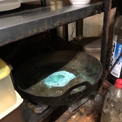 お話し中！銅の大鍋と炭壺