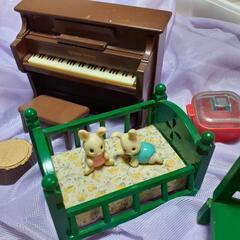 シルバニアファミリー　SylvaniaFamily　ピアノ　人形　ベッドなどの画像