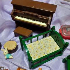 シルバニアファミリー　SylvaniaFamily　ピアノ　人形　ベッドなどの画像