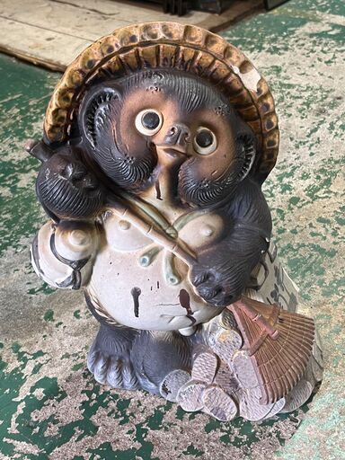 陶器製 たぬき 狸 置物 高さ35cm ほうき 小判 縁起物 ガーデン ガーデニング 玄関 庭 庭園 日本庭園 飾り物