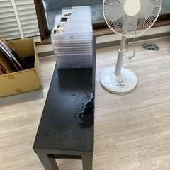 　25日取りに来れる方だけ　黒いテーブルと扇風機
