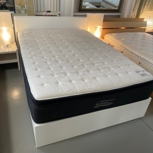 ダブルベッド　マットレス付き