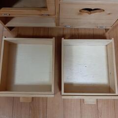 木のおもちゃのキッチンとキッチン用品の画像