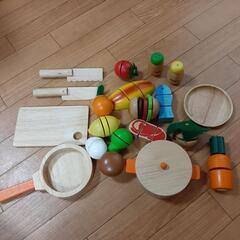 木のおもちゃのキッチンとキッチン用品の画像
