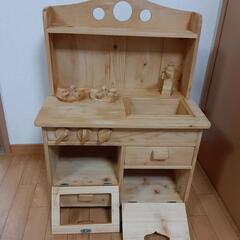 木のおもちゃのキッチンとキッチン用品の画像