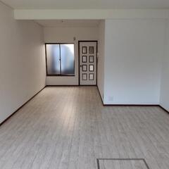 テラスハウス　３連棟の真中 − 奈良県