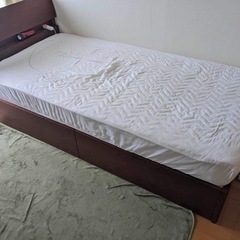 美品　高級木工メーカーのシングルベッド