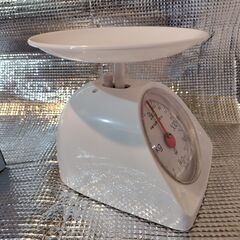 美品　キッチンスケール　2㎏用　料理用はかり　皿上アナログタイプ　ホワイト　軽量器具の画像