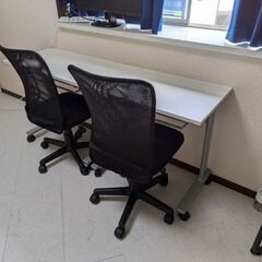 （取引中）1人用オフィステーブル2台とオフィスチェア2脚まとめて...