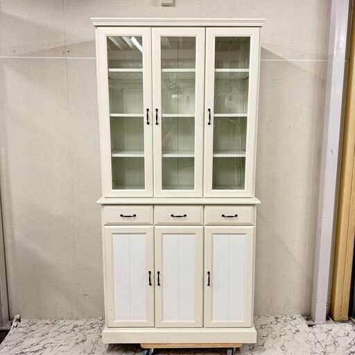 18315 【美品】3枚ガラス扉 カントリ調 食器棚 キッチンボード ◇大阪