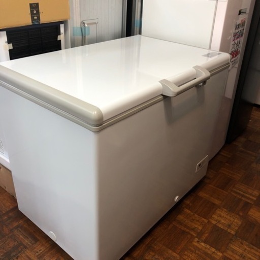 おすすめ品激安(新品)チェスト式冷凍庫319L鍵付き