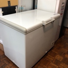 ?おすすめ品激安?(新品)チェスト式冷凍庫319L鍵付き?