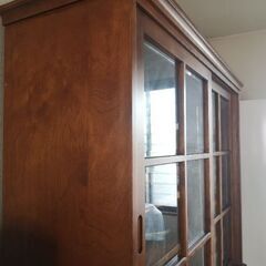 アンティーク調  食器棚の画像