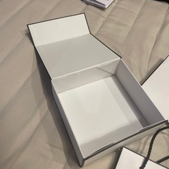 CHANEL（シャネル）の箱と紙袋の画像