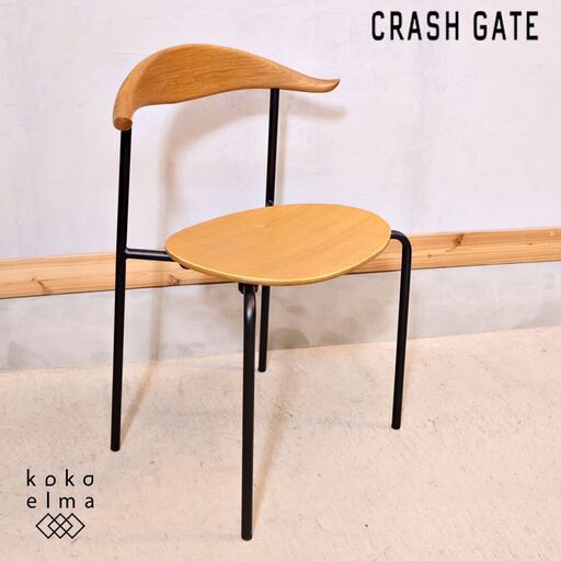 CRASH GATE(クラッシュゲート)/NOR(ノル)のラウルダイニングチェアです。オーク材とスチール脚の異素材の組み合わせがスッキリと洗練された印象のセミアームチェアです。