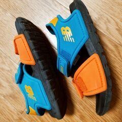 New Balance/ニューバランス☆キッズサンダル[ブラック×オレンジ×ブルー/16センチ]の画像