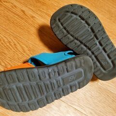 New Balance/ニューバランス☆キッズサンダル[ブラック×オレンジ×ブルー/16センチ]の画像