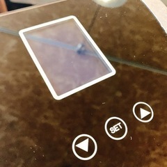 鏡面張りの体重計の画像