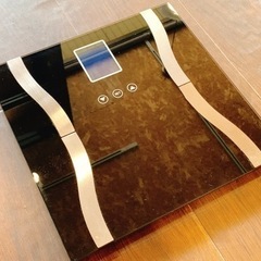 鏡面張りの体重計