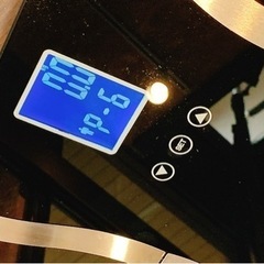 鏡面張りの体重計の画像