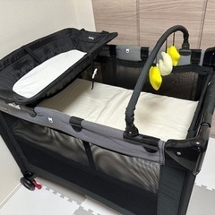 カトージ　プレイヤード　ポータブルベビーベッド　オムツ交換台付き