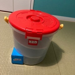 トミカでるでるバケツ