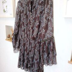 バーンブリーズヒラヒラ袖のワンピースの画像