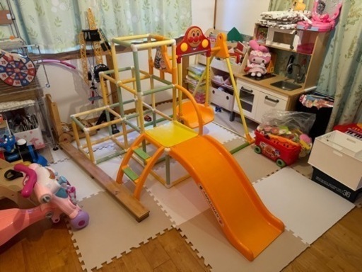 おもちゃ ミニカーアンパンマンジャングルジム 滑り台 ブランコ付き