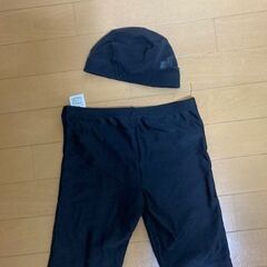 子供用のスイミングキャップと水着　男の子