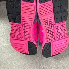 PUMA 24㎝ピンク×グレーウォーキングシューズ の画像