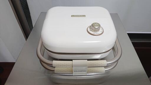 【お引取希望】ホットサンドメーカー 耳まで焼ける 電気 ワッフルメーカー 着脱式 コンパクト マルチサンドイッチ 厚焼 ダブル 両面 プレート２種類 ホットサンドマシン ワッフルプレート付き 丸洗い お手入れ簡単 新生活 家族 ポータブル (アイボリー)