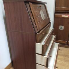 ライティングデスク　手前に引くと机の画像