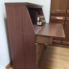 ライティングデスク　手前に引くと机