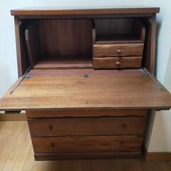 ライティングデスク　手前に引くと机の画像