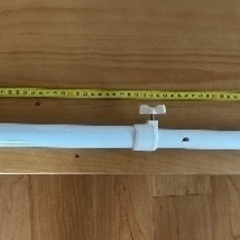 ジャッキ式突っ張り棒50〜75cm 2本あります