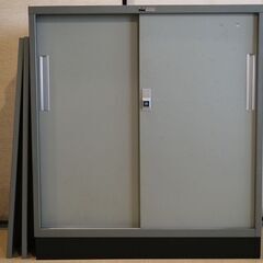 スチール製本棚　鉄製扉、専用台座付