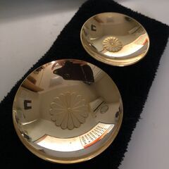 菊紋様の金杯大小　合わせて2個