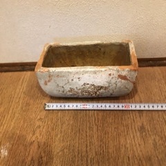 古びた感じの植木鉢